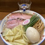 コトノハ - 芸術品。これは、中華そば。ちゃんと、平たい麺も入ってますよー