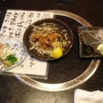 Kuusou Ichiba Genki Jirushi - 左からアジの刺身、鶏のから揚げ、鶏刺