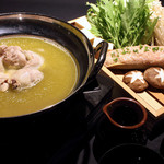 Yakitori To Mizutaki Karasuma - じっくり8時間ほどかけて出来上がる鍋のスープは旨味が凝縮されている。