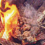 Yakitori To Mizutaki Karasuma - 最高級備長炭を使用し、炭火でじっくり丁寧に焼き上げます。