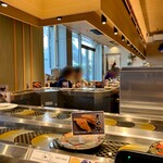 Sushitatsu - 活気ある店内