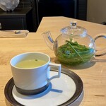 Restaurant TOYO Tokyo - 5種類のオリジナルブレンドのハーブティー
      ミント・レモンバーム・レモングラスなど5種類のハーブを使ったオリジナルティーです。
