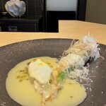 Restaurant TOYO Tokyo - 五島列島イサキのポワレ 万願寺唐辛子のベニエ
                ソースが凄く美味しかったです！
                バターソースに合わせた、パッションフルーツの酸味がバターソースを軽やかに演出、イサキとの相性が非常に良かったです♪