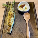 レストラン トヨ トーキョー - 北海道産ヤングコーンの鉄板焼き
カウンターキッチンの鉄板で焼いたヤングコーン、上にはミモレットをかけています。
添えているのは玉蜀黍のアイス、上にはココアのチュール、オリーブオイルをかけています♪