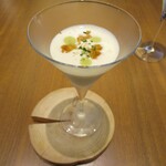 Derire - リンゴとじゃがいものヴィシソワーズ 青リンゴのソース コンソメのジュレ