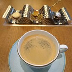 Derire - 小菓子（クッキー・パウンドケーキ・ガトーショコラ）とコーヒー