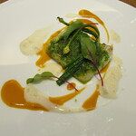 Derire - お魚料理～青森県天然ヒラメ ニラバター ビスクと白ワインのソース ニラの花 ビーツ