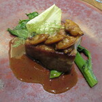 Derire - メイン～ 鹿児島の茶美豚バラ肉のコンフィ あさりとマデラ酒のソース  ツルムラサキ モロッコいんげん オクラの花