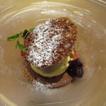 Derire - デセール～バニラのババロア ダッコワーズ フランボワーズ風味のチョコレートのソース  チャイのアイスクリーム バナナコンフィチュール  カカオとアーモンドのチュイル アメリカンチェリー