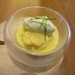 Derire - 小さい前菜～サービス 北海道のトウモロコシ・ゴールドラッシュとニンニクのアイスクリームの冷製パスタ