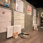 Izakaya Momiji - １階壁面