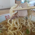 喜多方ラーメン 天高盛 - チャーシューと一緒に麺を食べる