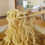 喜多方ラーメン 天高盛 - 麺と一緒に刻まれたチャーシューを食べる