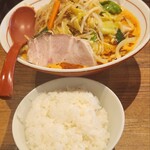 ボウボウラーメン とみ - 料理写真:野菜ホウボウ鬼辛(赤)にランチサービスの半ライス