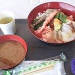 黒潮ダイニング - てんこもり海鮮丼＆あらじる入り味噌汁