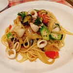 ビストロ アン ファミーユ - ③ヤリイカとオクラ、茄子、チェリートマトのオイルパスタ