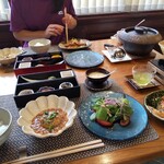 オーベルジュ はなぶさ 日光 - 御飯のお供　土鍋　大根そぼろ庵　フルーツトマトサラダ (香味野菜ドレッシング)　鮭ムニエル