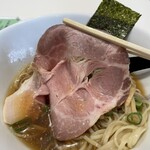 淡麗拉麺 己巳 - 低温調理のカタロースチャーシューは薄切りながら大ぶり