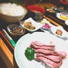 ひだまり - 料理写真:ローストビーフ定食(￥750)。奥はスペシャルメニューの唐揚げ定食(￥750)。