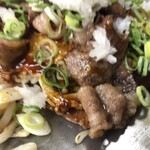 Okonomiyaki Hirano - 肉アップ