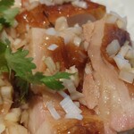 シェフス - 外はパリッと、中はジューシーな鶏もも肉。