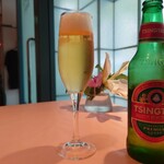 シェフス - 陽の光に映える水滴が、その冷たさを物語っています。