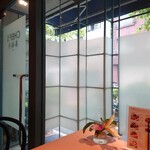 シェフス - 外の明かりを取り込んだ店内。