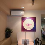 シェフス - 店内入って左のテーブル席。