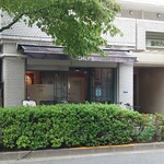 シェフス - 街路樹の緑が綺麗な季節です。