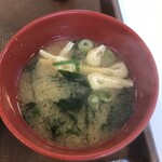 すき家 - 味噌汁。80円でこの量と味なら頼んでも良いと思う。