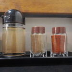 麺処 晴 - 卓上調味料