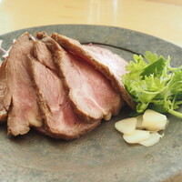ダイナミックキッチン＆バー 響  西新宿野村ビル店 - ラム肉 肩ロース炙り 香草タレ～低温調理