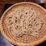 Sobabito Aki - 色白で細打ちのせいろそばは、コシがありツルッと喉ごし抜群！鰹の風味が香る甘味控えめのつゆで、お蕎麦の甘い香りが引き立つ～