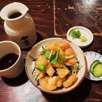 Sobabito Aki - お昼のミニ丼の1つが、小海老とイカのかきあげ丼♪大根と胡瓜の浅漬け、キリッと醤油が効いた濃いめのそばつゆに薬味のネギとわさび