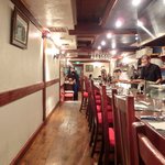 プールトワ - 店内のカウンター席の風景です