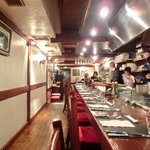 プールトワ - 店内のカウンター席の風景です