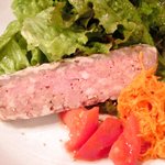 プールトワ - メニューＢ 1500円 の田舎風パテとキャロットラペサラダ添え