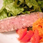 プールトワ - メニューＢ 1500円 の田舎風パテとキャロットラペサラダ添え