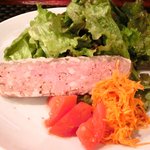 プールトワ - メニューＢ 1500円 の田舎風パテとキャロットラペサラダ添え