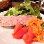 プールトワ - メニューＢ 1500円 の田舎風パテとキャロットラペサラダ添え