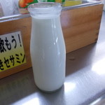 パンと牛乳の店 ミルクスタンド - 120円を渡し、いただきます！（いや、他にもあるけどね）