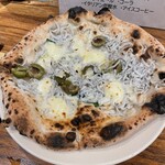 Pizzeria Bakka M'unica - しらすのピザ　２人分