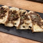 sumiyaki 燈 - パンに乗っているのは鶏肉のボロネーゼ