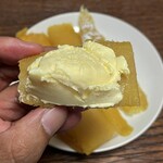 谷田部東パーキングエリア（上り）ショッピングコーナー - バニラアイスをのせて♪