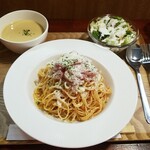 キッチン ブルー グローブ - 冷製パスタ完熟フレッシュトマトのアマトリチャーナ生ハム添え、追加で大盛り、冷製コーンスープにチェンジです