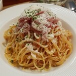 キッチン ブルー グローブ - アマトリチャーナ生ハム添えのアップ