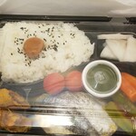 キッチン ブルー グローブ - あれれ？ソースはパック積め、普段は無いおかずが入っています！