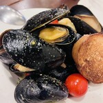 Osteria appunto - ムール貝。皿の底の出汁が美味