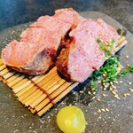 焼肉 三年目の浮気 - 特上タン