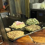 Moegi - 店長さんが一人で焼き物担当されているので、自分のはどれかなぁ〜と眺めるもよし、、、見てるとどれも食べたくなる